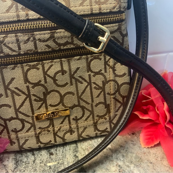👜Cute small crossbody purse by Calvin Klein.👜 - Picture 5 of 10